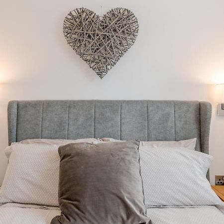 Pass The Keys 1 Bed Albury Contemporary Apartment With Secure Parking Shrewsbury Extérieur photo
